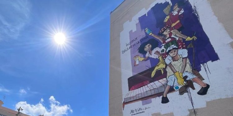 Detalle del mural de Carolina Adán dedicado a las camareras de piso.