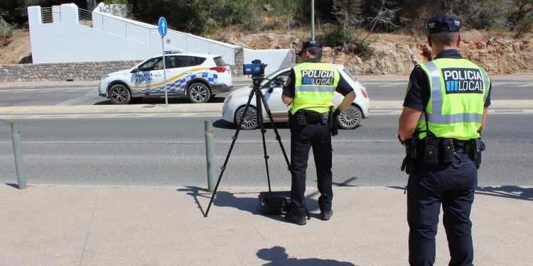 Imagen de archivo de un control de velocidad con radar móvil