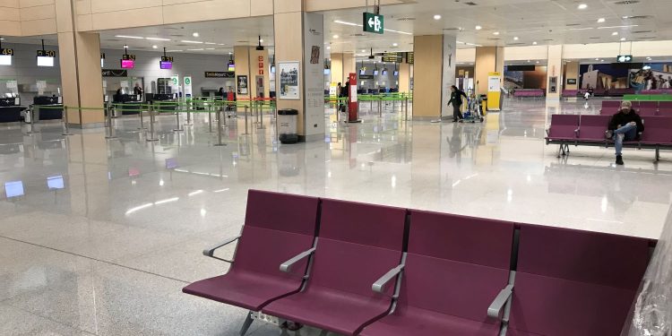 Interior del aeropuerto de Ibiza.