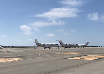 Jets privados en la pista del aeropuerto de Ibiza. Foto: Noudiari