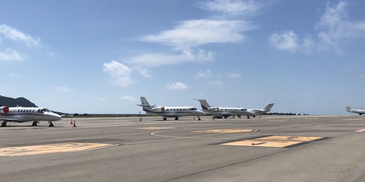 Jets privados en la pista del aeropuerto de Ibiza. Foto: Noudiari