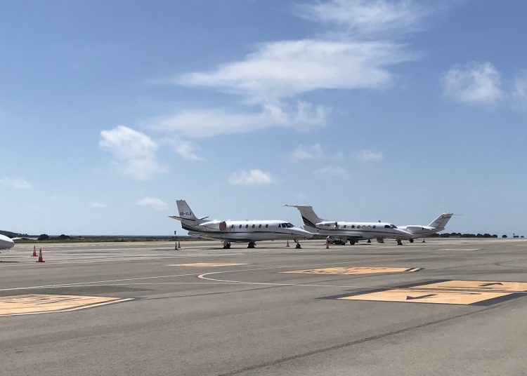 Jets privados en la pista del aeropuerto de Ibiza. Foto: Noudiari