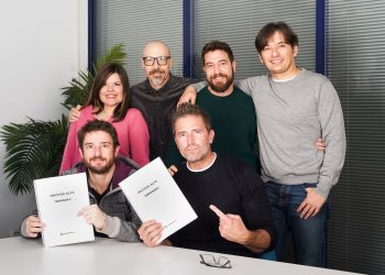 Imagen compartida por Netflix con los creadores de la serie, los hermanos Laura y Alberto Caballero y parte del reparto.