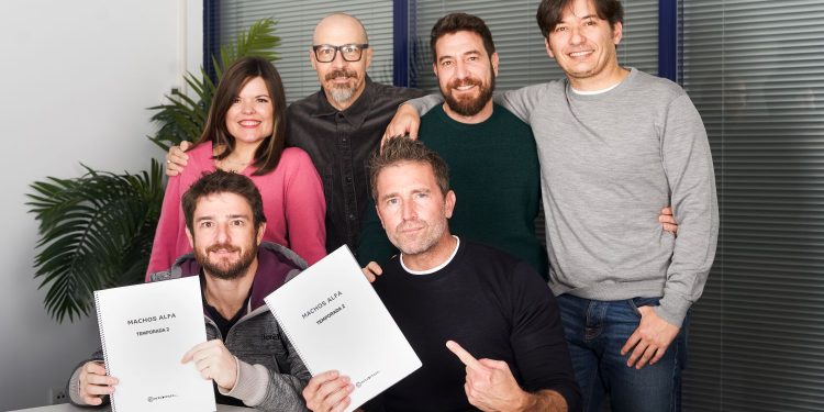 Imagen compartida por Netflix con los creadores de la serie, los hermanos Laura y Alberto Caballero y parte del reparto.