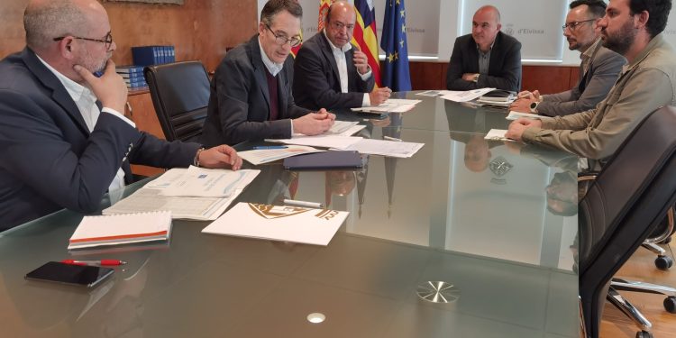Reunión sobre cruceros en el Consell.