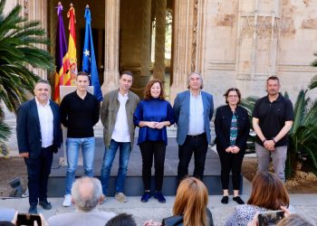 Representantes de los sindicatos firmantes junto a Francina Armengol y Martí March.