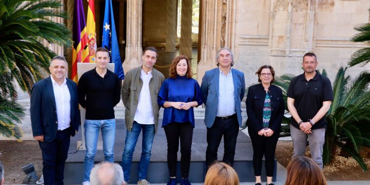 Representantes de los sindicatos firmantes junto a Francina Armengol y Martí March.