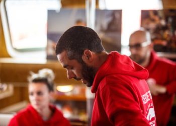 open arms. refugiados. voluntarios. Astral.