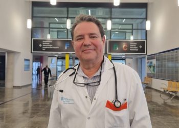 El doctor Pedro Fernández Román, responsable del Servicio de Medicina Interna del Hospital Can Misses, ha atendido esta mañana a los medios para aclarar la situación del Dengue en Ibiza.