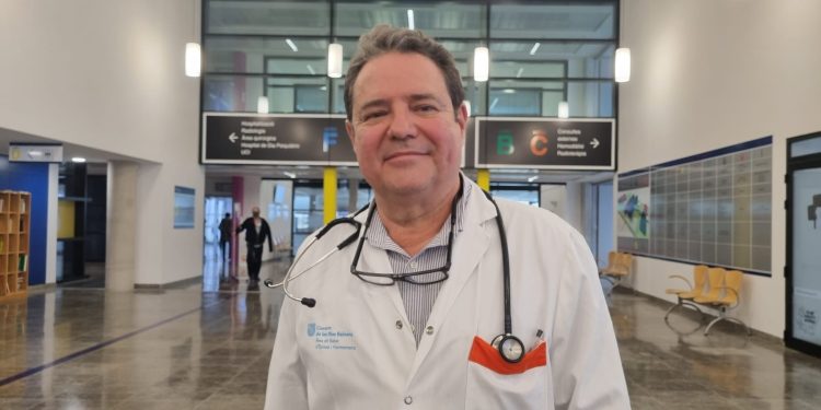 El doctor Pedro Fernández Román, responsable del Servicio de Medicina Interna del Hospital Can Misses, ha atendido esta mañana a los medios para aclarar la situación del Dengue en Ibiza.