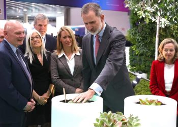 Imagen del monarca visitando el estánd de Bioo durante el pasado Mobile World Congres. FOTO: Ibiza Botánico Biotecnológico.