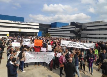 Pacientes, familiares y algunos sanitarios han reivindicado una sanidad pública de calidad en Ibiza esta mañana. Fotos Noudiari.es