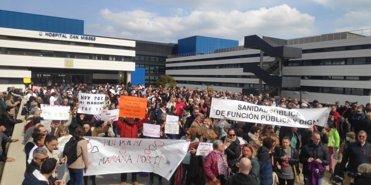 Pacientes, familiares y algunos sanitarios han reivindicado una sanidad pública de calidad en Ibiza esta mañana. Fotos Noudiari.es