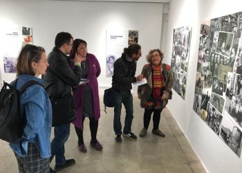 Lina Sansano y Neus Escandell explican algunos detalles de la muestra a los periodistas que han acudido a la rueda de prensa.