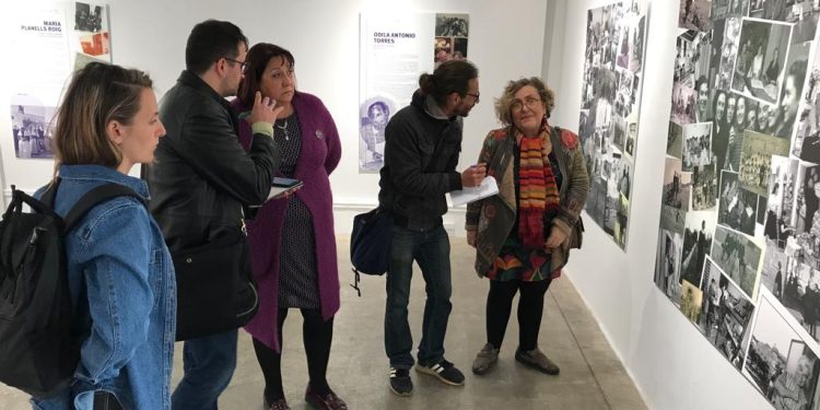 Lina Sansano y Neus Escandell explican algunos detalles de la muestra a los periodistas que han acudido a la rueda de prensa.