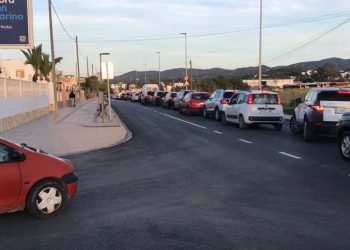 Un coche trata de incorporarse a la avenida de Sant Agustí, donde hay retenciones. Imagen Noudiari