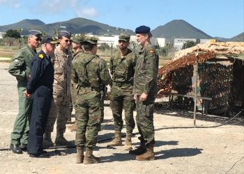 Felipe VI ha asistido a las explicaciones del despliegue de la Unidad de Defensa Antiaérea del Ejército de Tierra.