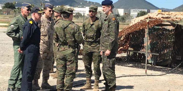 Felipe VI ha asistido a las explicaciones del despliegue de la Unidad de Defensa Antiaérea del Ejército de Tierra.