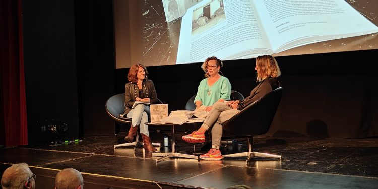 Luciana Aversa, Pilar Ribas y Bea Roselló, ayer en la presentación del libro sobre los comercios tradicionales de Sant Josep.