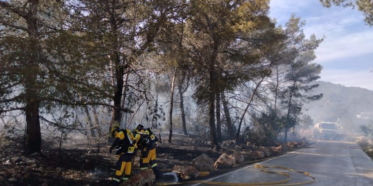 Imagen de la actuación de los bomberos esta tarde en Santa Eulària. Foto: twitter.com/ibanat_IB