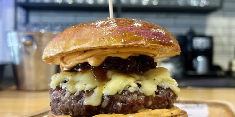 Imagen de la hamburguesa con la que compite el establecimiento de Ibiza.