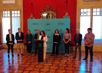 Vanessa Díaz lee el manifiesto que reivindica un senador para Formentera