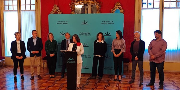 Vanessa Díaz lee el manifiesto que reivindica un senador para Formentera