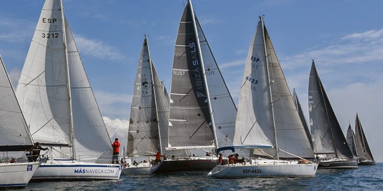 Imagen de la salida de la flota procedente de Barcelona. Foto: Alfred Farré