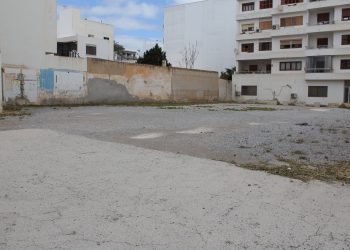 Solar que reabre como estacionamiento público.