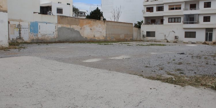 Solar que reabre como estacionamiento público.