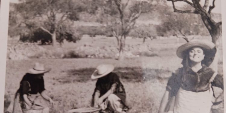 fuente: Margalida Serra Marí de cas Margalits, de casada de cas Coroner
De jove, collint ametlles, es dia des casament, amb güelos