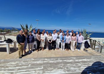 Candidatos de Sa Unió posan junto a los invitados a la presentación de la candidatura. Foto: Sa Unió.
