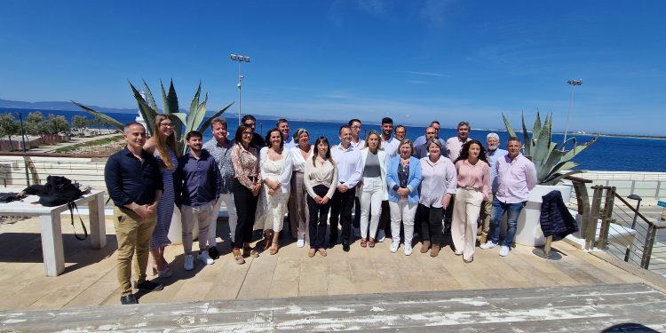 Candidatos de Sa Unió posan junto a los invitados a la presentación de la candidatura. Foto: Sa Unió.