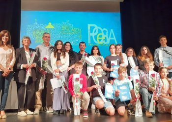 Foto de familia de los ganadores y las ganadoras, además del jurado