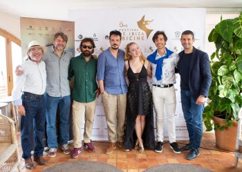 El equipo del film ganador, Tregua(s), junto a las autoridades y la organizadora de Ibicine.