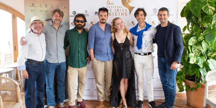 El equipo del film ganador, Tregua(s), junto a las autoridades y la organizadora de Ibicine.