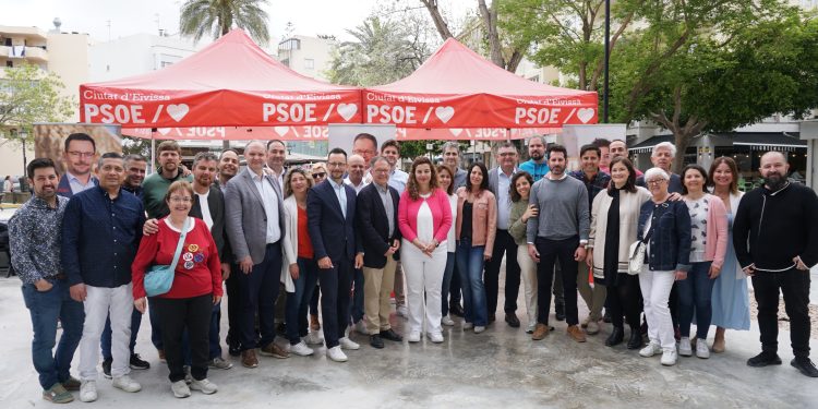Imagen de los candidatos del PSOE al Consell, ayuntamientos y Parlament, ayer durante la presentación de los ejes del programa.