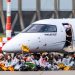 Activistas climáticos bajo un avión privado en el Aeropuerto de Ámsterdam-Schiphol
el 5 de noviembre de 2022. Foto de Greenpeace