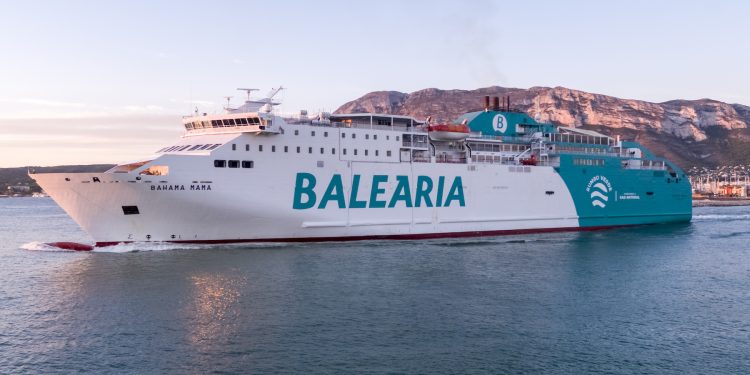 El buque 'Bahama mama' que reforzará la ruta en verano.