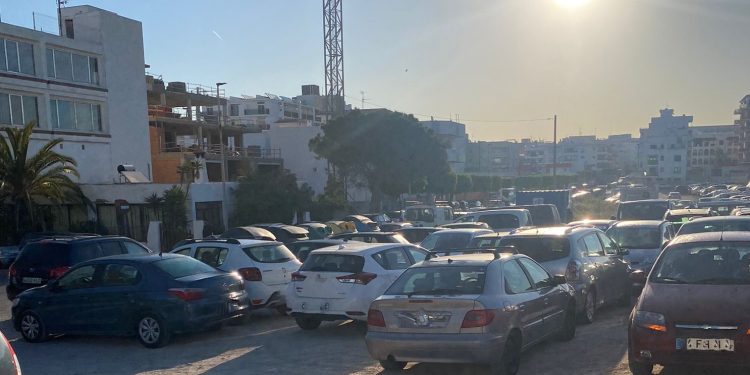 Imagen de archivo de coches en Ibiza. Noudiari