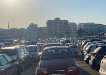 Coches acumulados en un aparcamiento. Fotos Noudiari.es