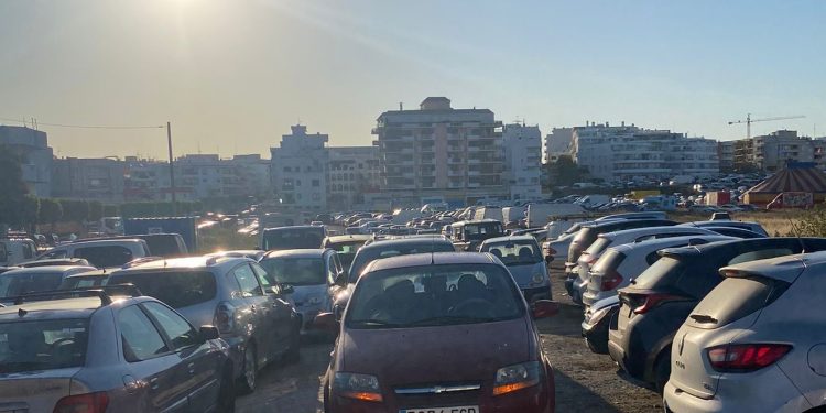 Coches acumulados en un aparcamiento. Fotos Noudiari.es