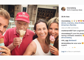 Niki Lauda, segundo por la izquierda, junto a su mujer Birgit, a su derecha, flanqueados por el matrimonio Rosberg en Ibiza en una imagen de 2016.