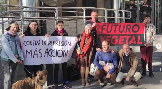 Karen Kileen, en el centro, con pañuelo rojo, esta mañana frente a los juzgados donde ha declarado.