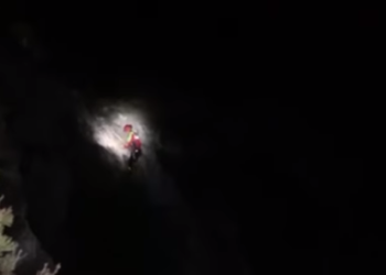 Un momento del rescate que fue en la más absoluta oscuridad, en plena madrugada.