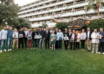 Foto de familia de premiados y autoridades. Fotos de Sergio Cañizares