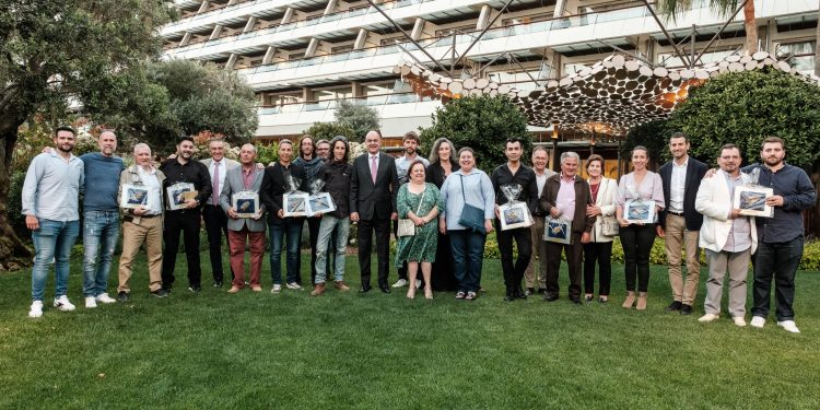 Foto de familia de premiados y autoridades. Fotos de Sergio Cañizares