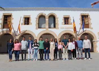 La alcaldesa de Santa Eulària, Carmen Ferrer; y la concejala de Educación, Mari Sol Ferrer; recibieron hace unos días a los estudiantes del Quartó del Rei y de otros centros de la isla pero dirigidos por un profesor del centro, Miguel Torres, que han conseguido los tres primeros puestos y un accésit en las XXXVI Olimpiadas de Química de les Illes Balears.
