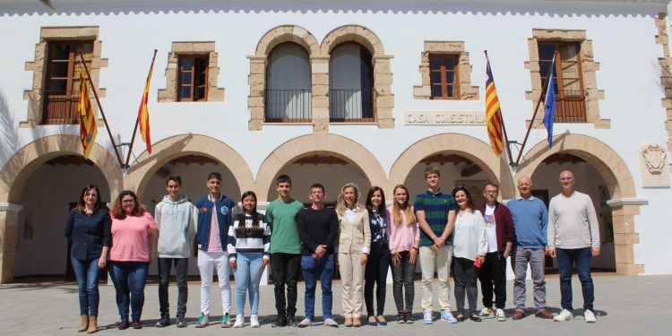 La alcaldesa de Santa Eulària, Carmen Ferrer; y la concejala de Educación, Mari Sol Ferrer; recibieron hace unos días a los estudiantes del Quartó del Rei y de otros centros de la isla pero dirigidos por un profesor del centro, Miguel Torres, que han conseguido los tres primeros puestos y un accésit en las XXXVI Olimpiadas de Química de les Illes Balears.