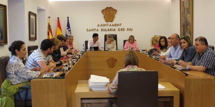 Pleno de Santa Eulària en una imagen de archivo.